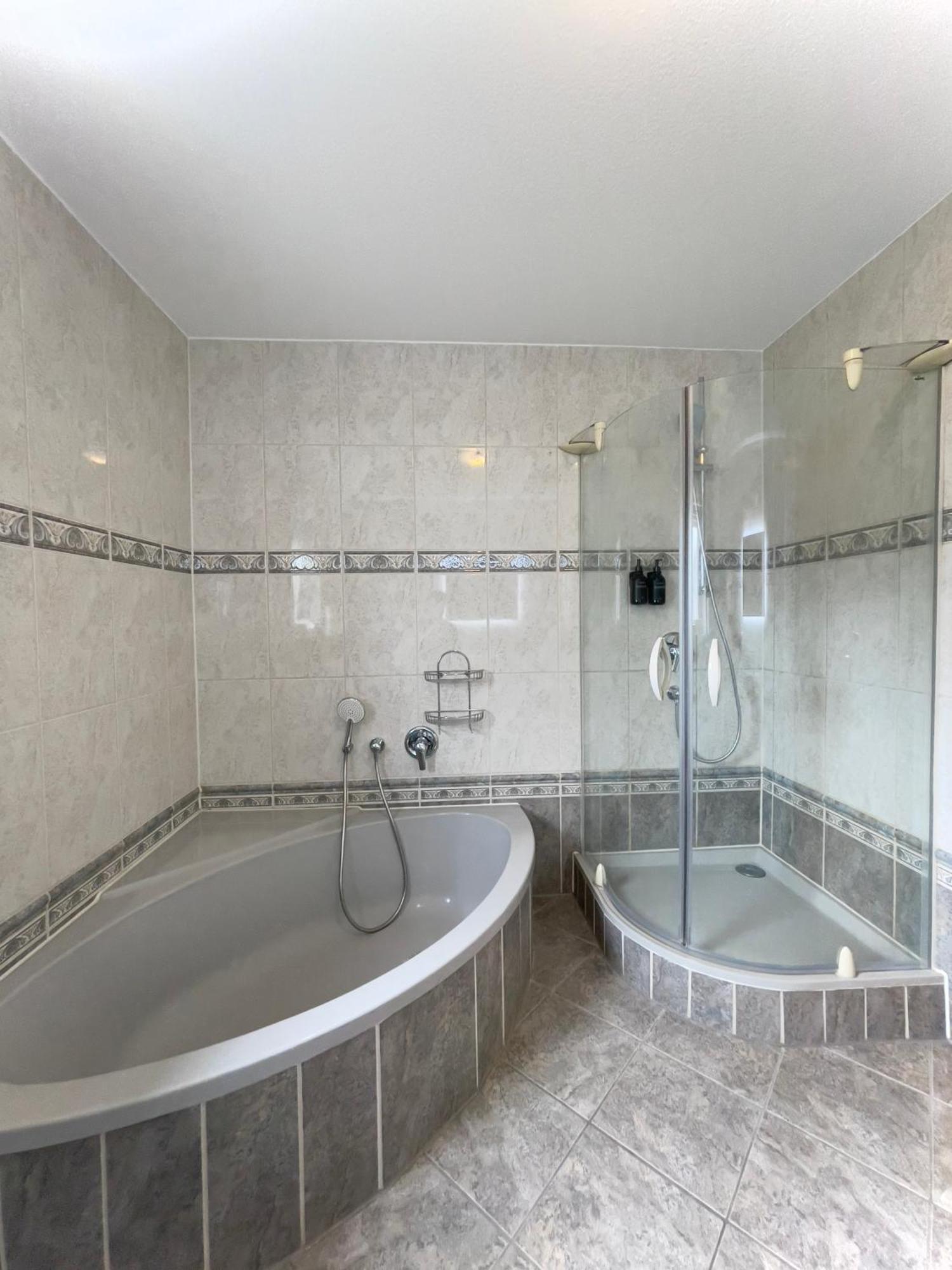 110Qm - 4 Zimmer - Privat Parkplatz - Zentral - Balkon - Mallibase Apartments Kassel Eksteriør bilde